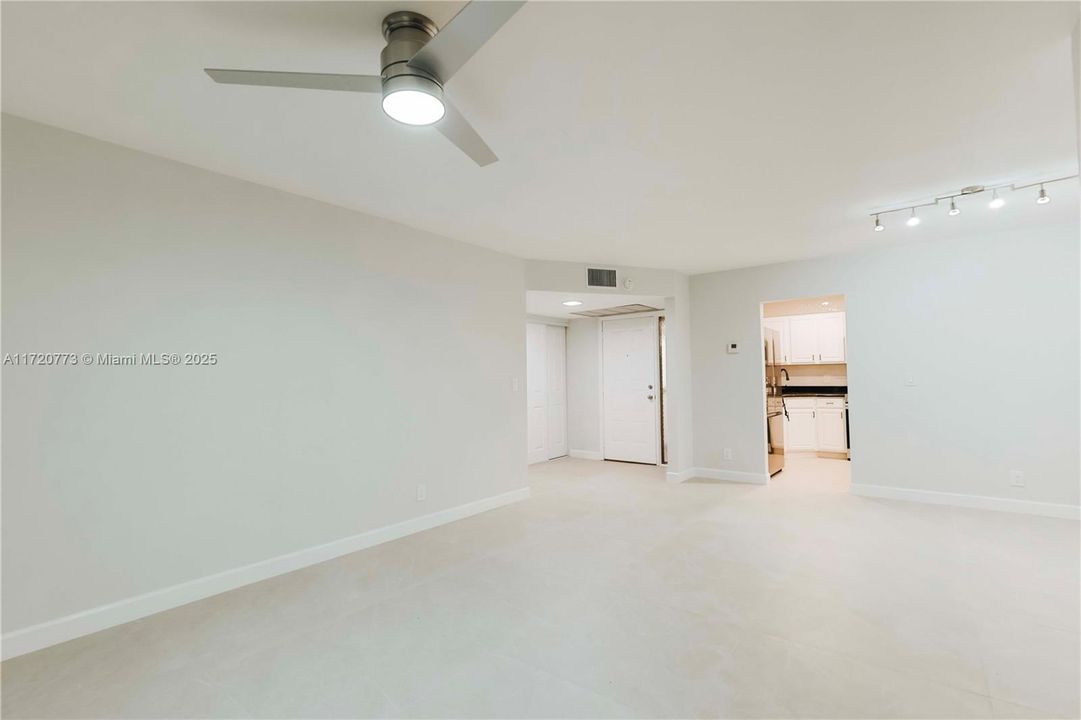 For Sale: $288,000 (2 beds, 2 baths, 982 Square Feet)