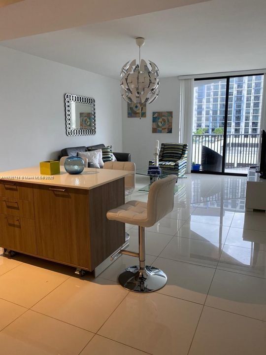 For Sale: $439,000 (1 beds, 1 baths, 698 Square Feet)