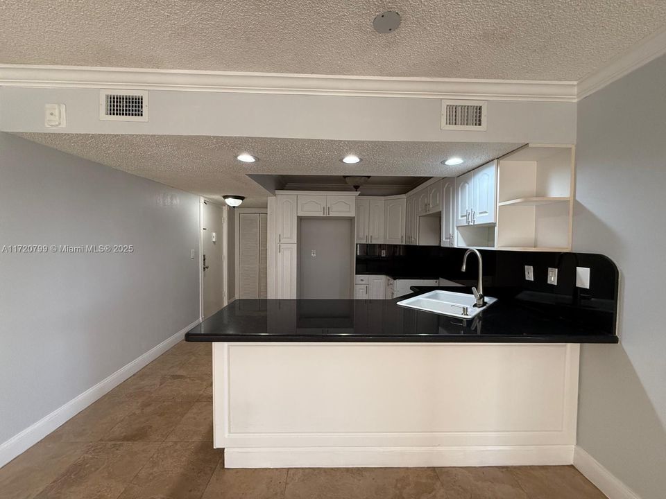 For Sale: $329,900 (2 beds, 2 baths, 962 Square Feet)