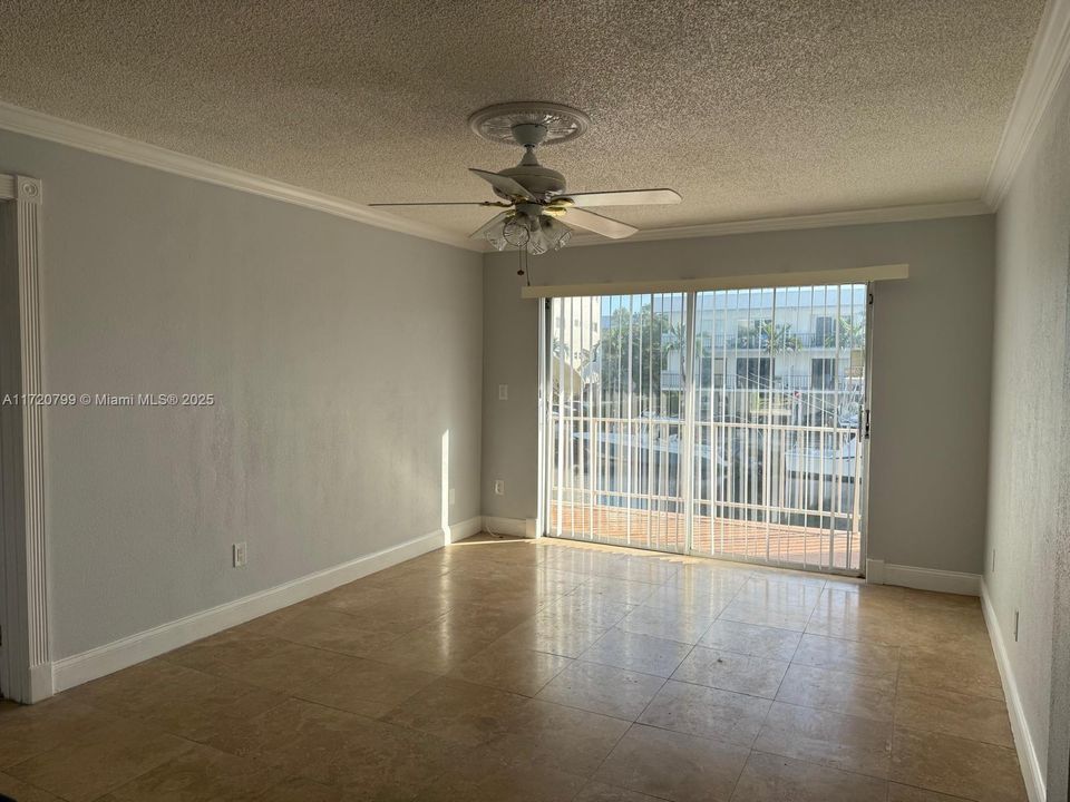 For Sale: $329,900 (2 beds, 2 baths, 962 Square Feet)