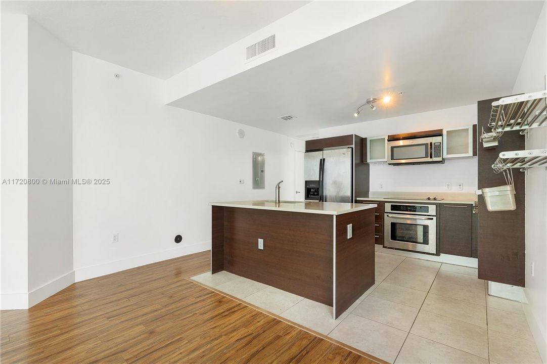 For Rent: $2,850 (1 beds, 1 baths, 794 Square Feet)