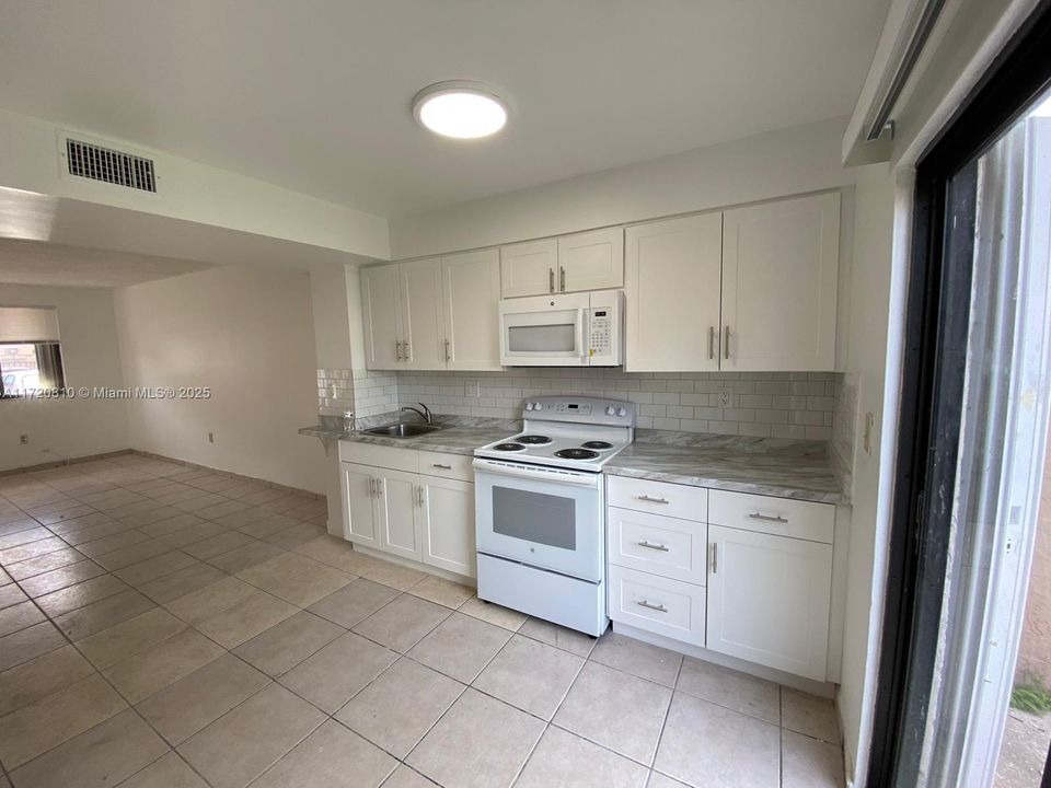 For Rent: $2,100 (1 beds, 1 baths, 669 Square Feet)