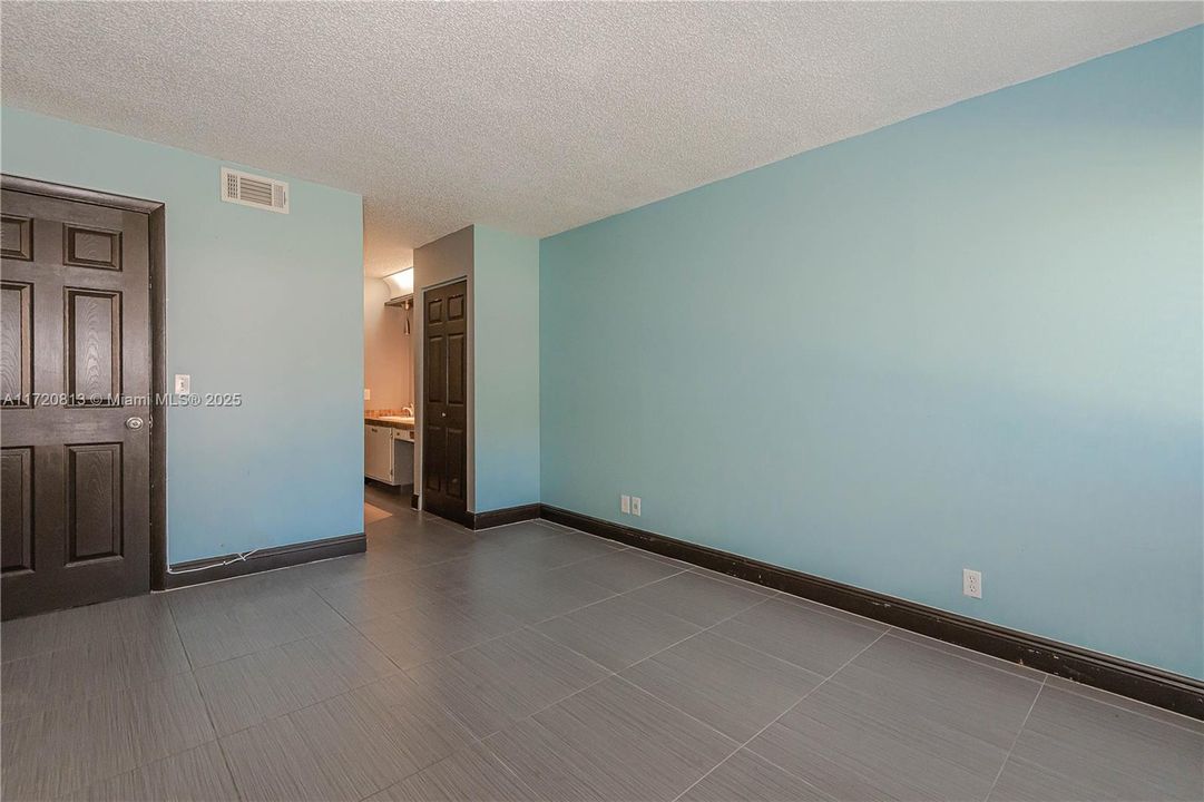 For Sale: $259,900 (2 beds, 2 baths, 1100 Square Feet)