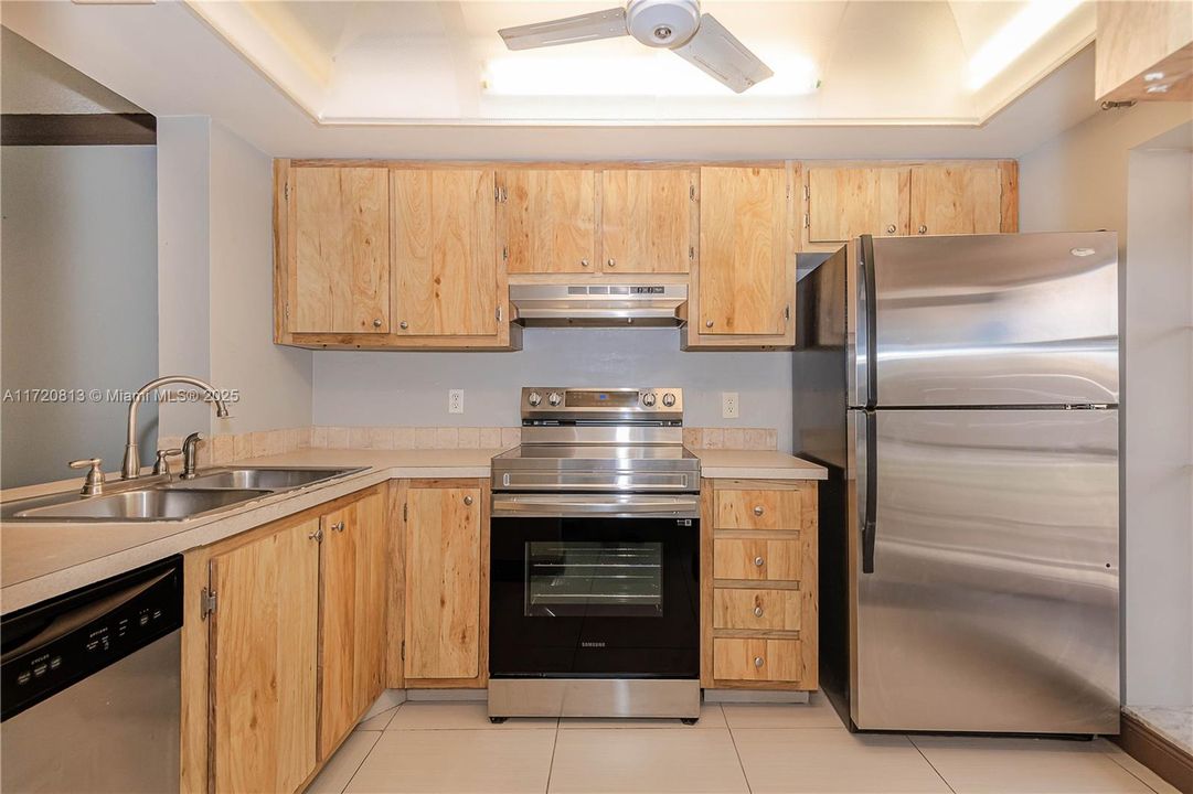 For Sale: $259,900 (2 beds, 2 baths, 1100 Square Feet)