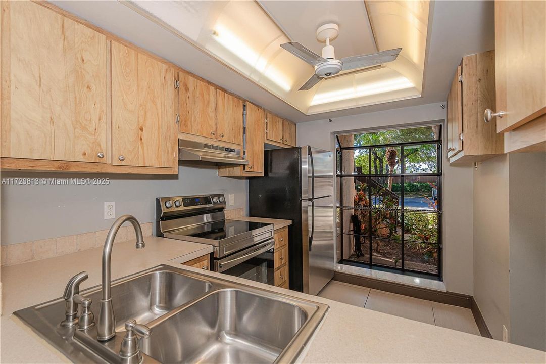 For Sale: $259,900 (2 beds, 2 baths, 1100 Square Feet)