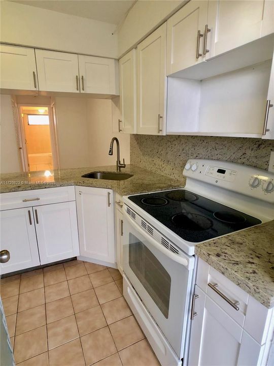 For Sale: $277,900 (1 beds, 1 baths, 667 Square Feet)