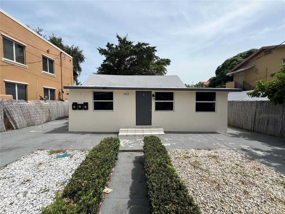 For Rent: $2,650 (3 beds, 2 baths, 966 Square Feet)