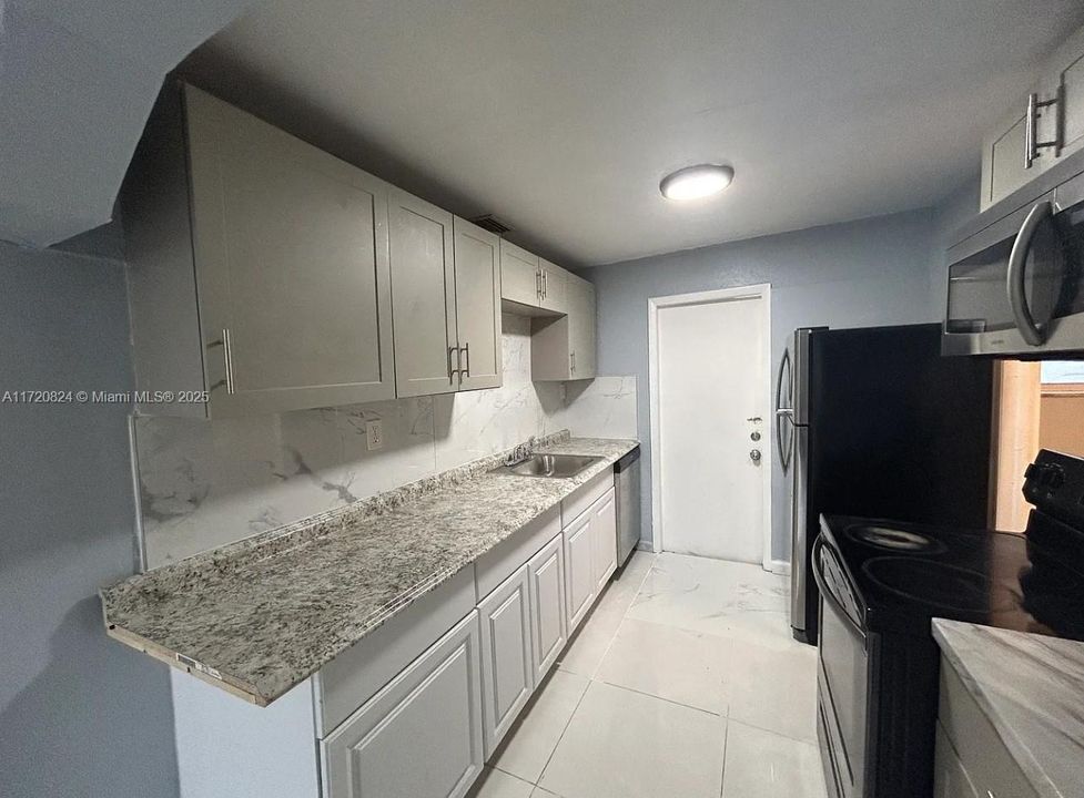 For Rent: $2,650 (3 beds, 2 baths, 966 Square Feet)