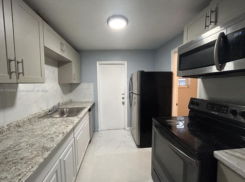 For Rent: $2,650 (3 beds, 2 baths, 966 Square Feet)