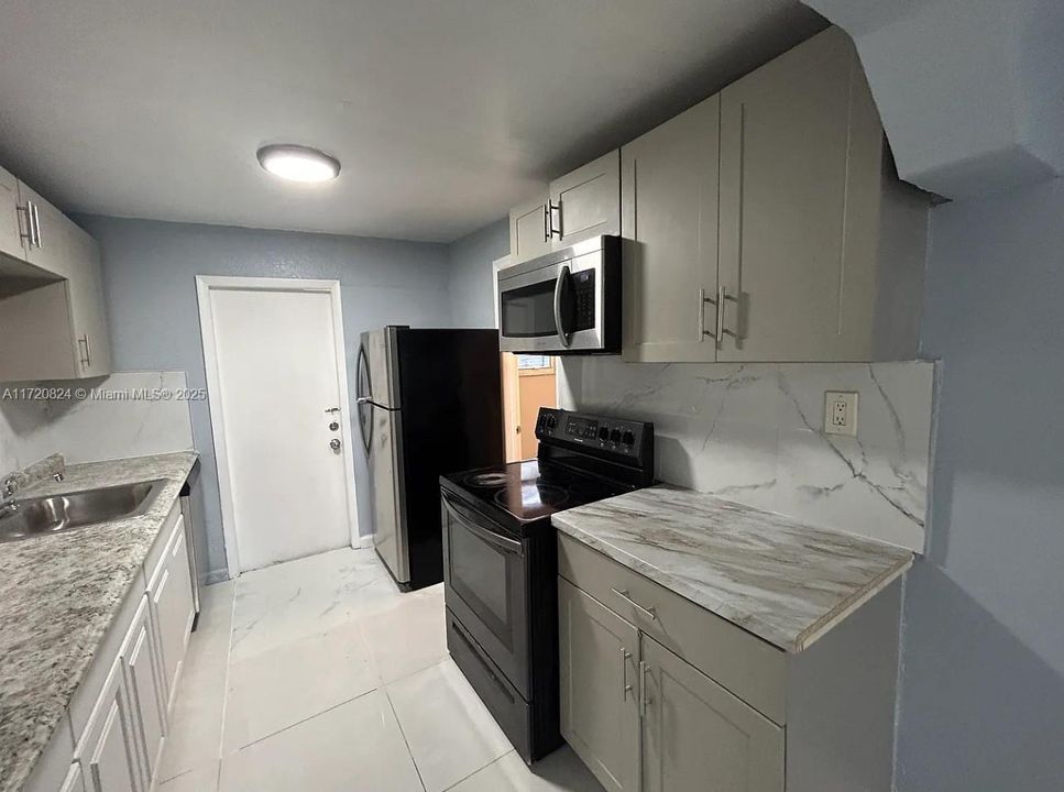 For Rent: $2,650 (3 beds, 2 baths, 966 Square Feet)