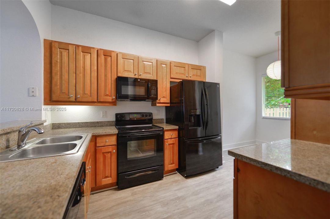 For Sale: $330,000 (2 beds, 2 baths, 1146 Square Feet)