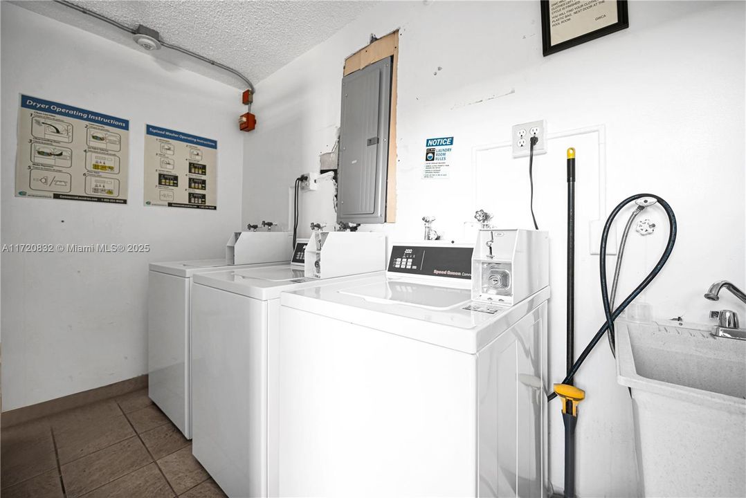 For Sale: $460,000 (2 beds, 1 baths, 1071 Square Feet)