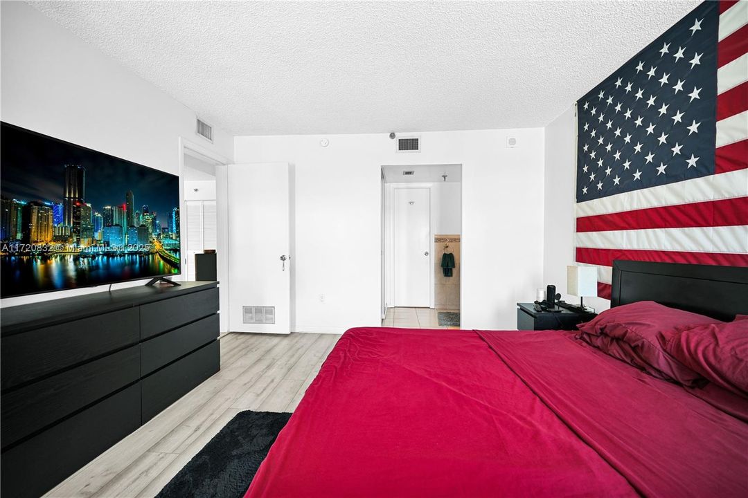 For Sale: $460,000 (2 beds, 1 baths, 1071 Square Feet)