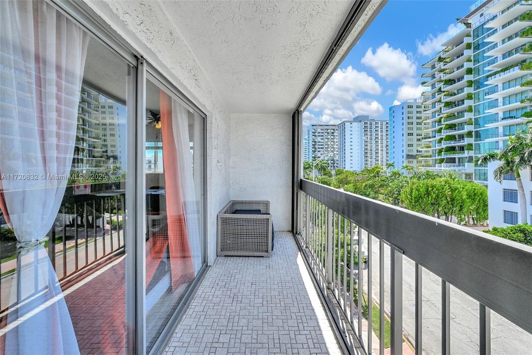 For Sale: $460,000 (2 beds, 1 baths, 1071 Square Feet)