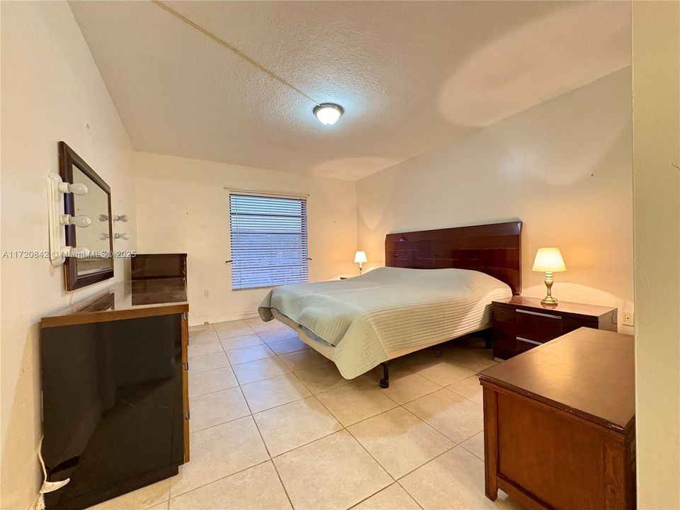 For Sale: $300,000 (2 beds, 2 baths, 1170 Square Feet)