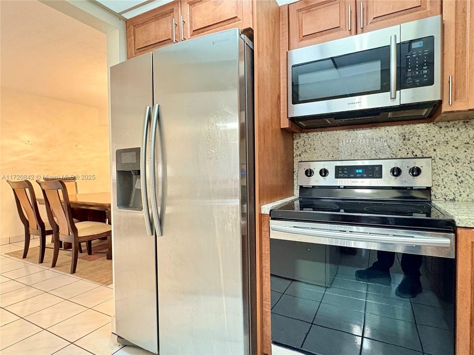 For Sale: $300,000 (2 beds, 2 baths, 1170 Square Feet)