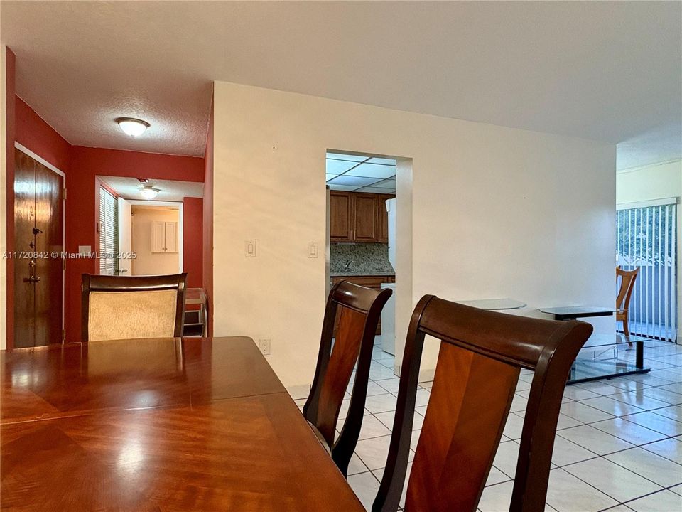 For Sale: $300,000 (2 beds, 2 baths, 1170 Square Feet)