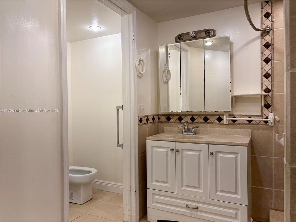 For Sale: $300,000 (2 beds, 2 baths, 1170 Square Feet)