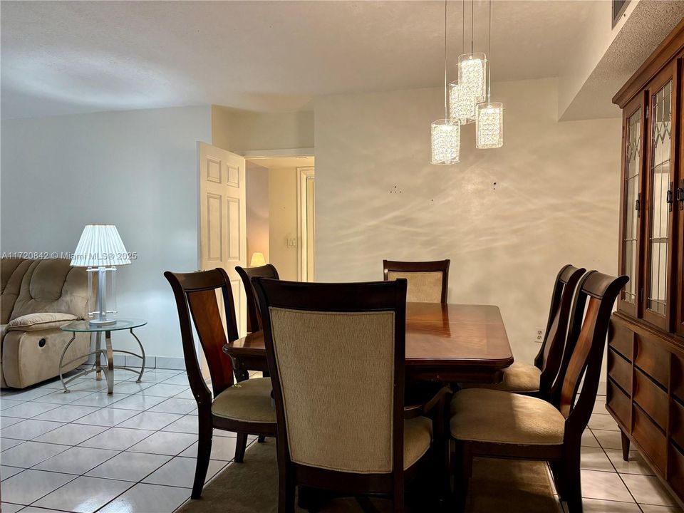 For Sale: $300,000 (2 beds, 2 baths, 1170 Square Feet)