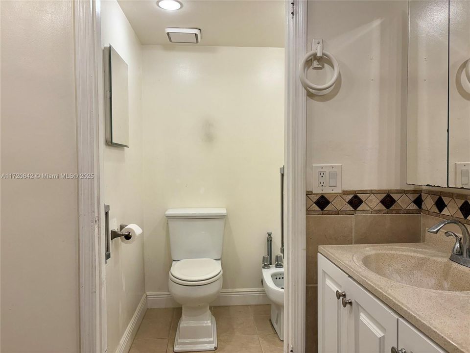 For Sale: $300,000 (2 beds, 2 baths, 1170 Square Feet)