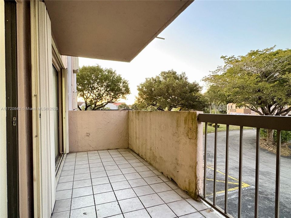 For Sale: $300,000 (2 beds, 2 baths, 1170 Square Feet)