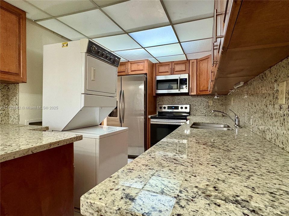 For Sale: $300,000 (2 beds, 2 baths, 1170 Square Feet)