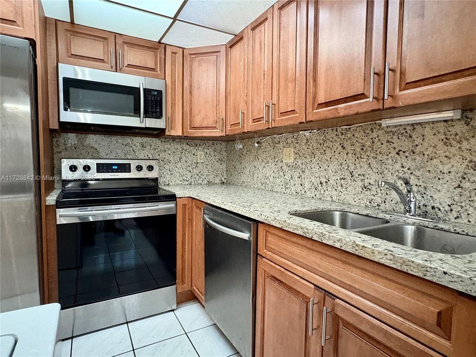 For Sale: $300,000 (2 beds, 2 baths, 1170 Square Feet)