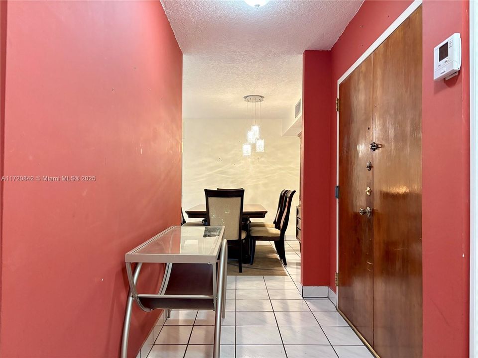 For Sale: $300,000 (2 beds, 2 baths, 1170 Square Feet)