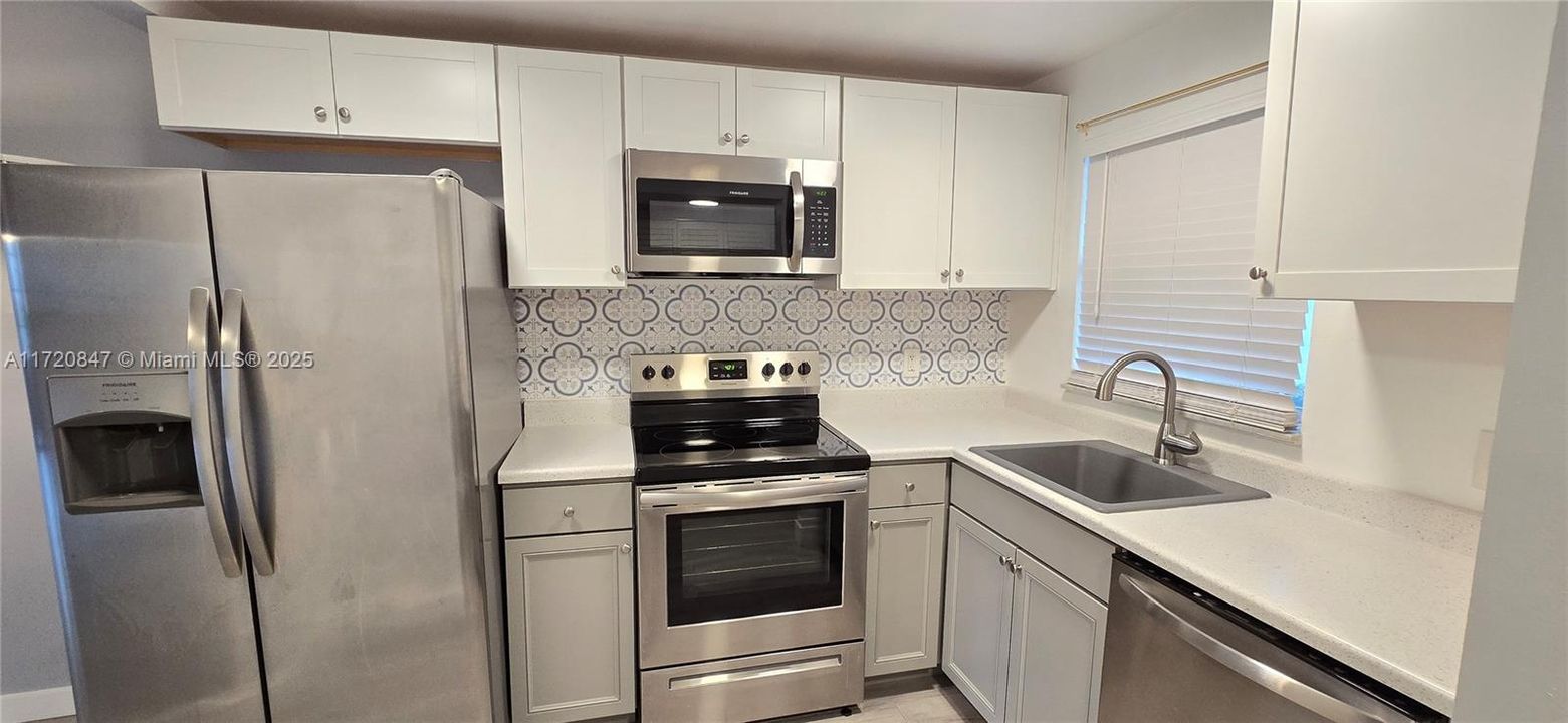 For Sale: $153,900 (2 beds, 2 baths, 850 Square Feet)