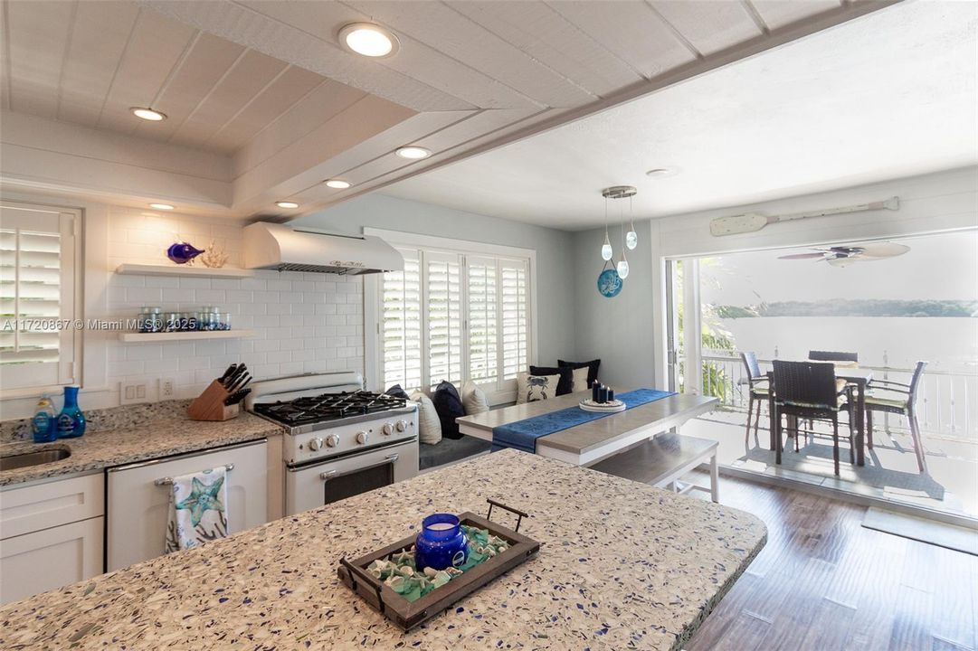 Vendido Recientemente: $2,350,000 (4 camas, 3 baños, 2252 Pies cuadrados)