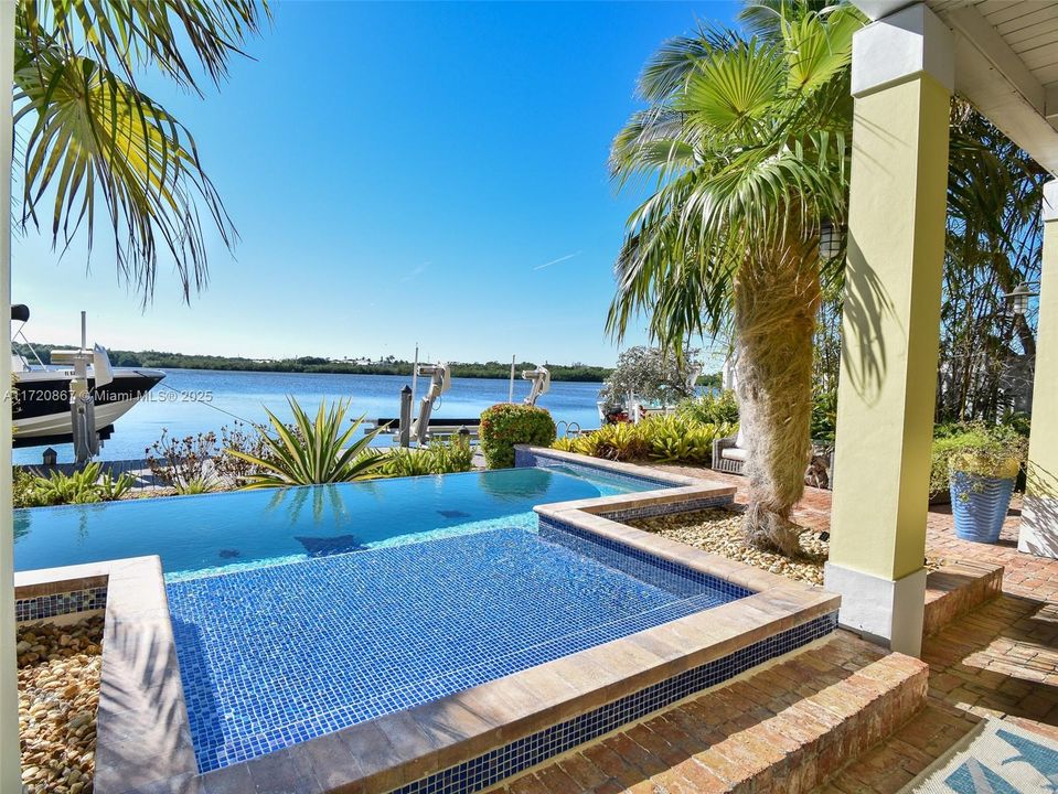 Vendido Recientemente: $2,350,000 (4 camas, 3 baños, 2252 Pies cuadrados)