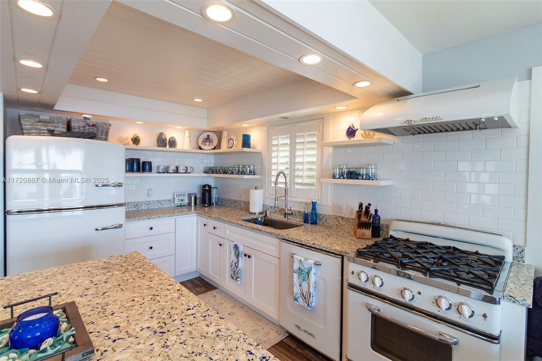 Vendido Recientemente: $2,350,000 (4 camas, 3 baños, 2252 Pies cuadrados)