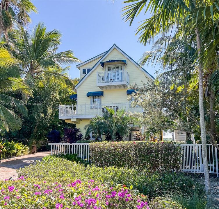 Vendido Recientemente: $2,350,000 (4 camas, 3 baños, 2252 Pies cuadrados)