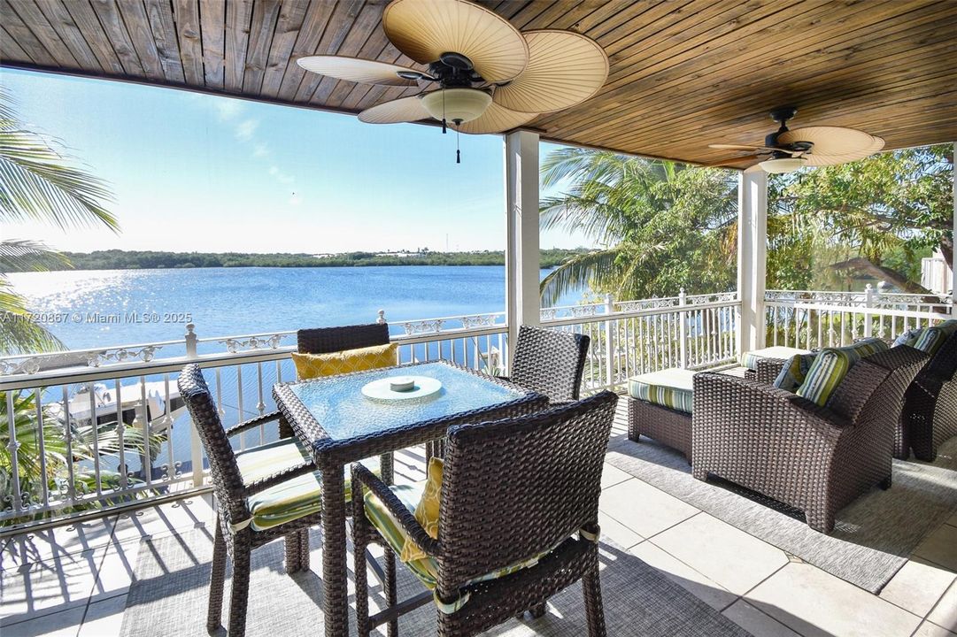 Vendido Recientemente: $2,350,000 (4 camas, 3 baños, 2252 Pies cuadrados)