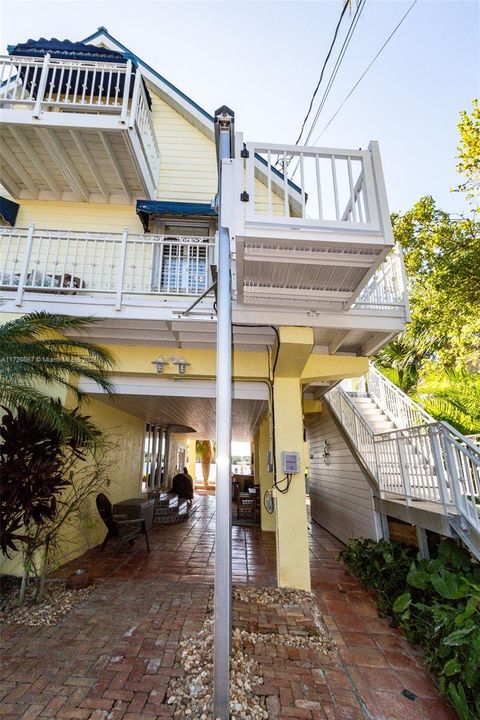 Vendido Recientemente: $2,350,000 (4 camas, 3 baños, 2252 Pies cuadrados)