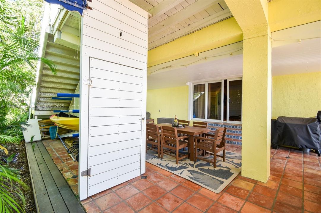 Vendido Recientemente: $2,350,000 (4 camas, 3 baños, 2252 Pies cuadrados)