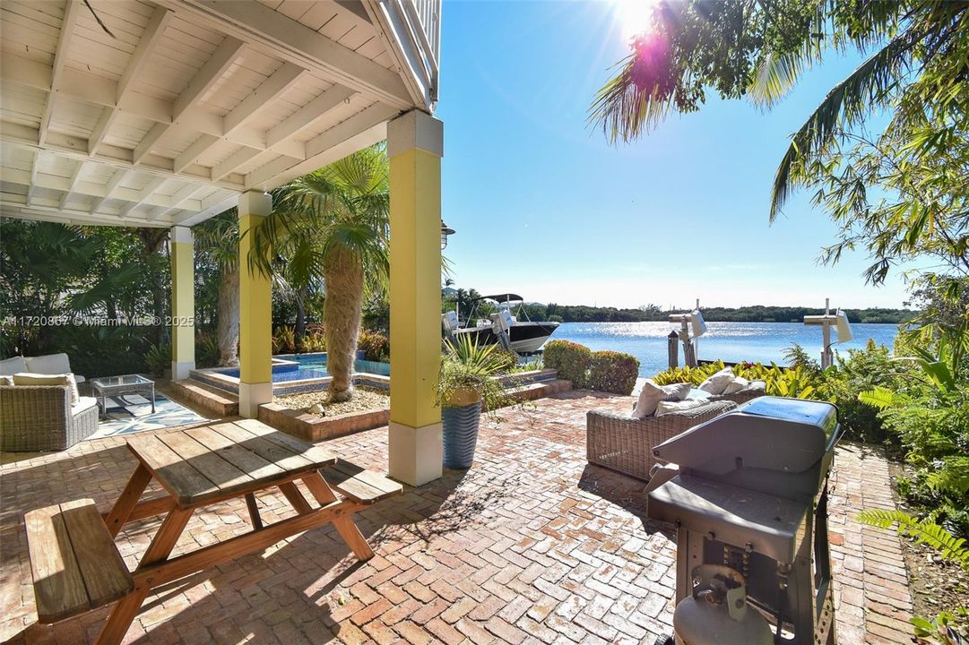 Vendido Recientemente: $2,350,000 (4 camas, 3 baños, 2252 Pies cuadrados)