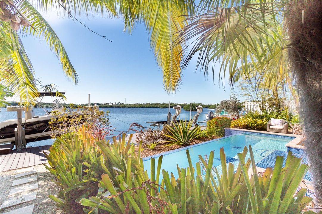 Vendido Recientemente: $2,350,000 (4 camas, 3 baños, 2252 Pies cuadrados)