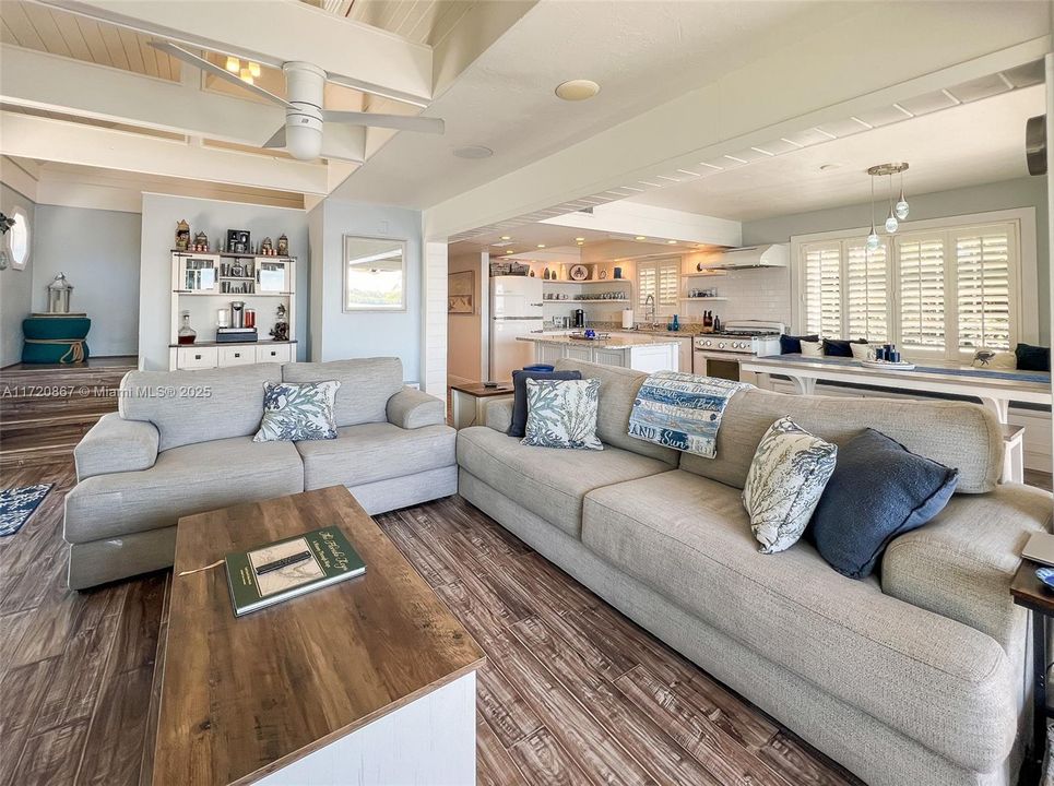 Vendido Recientemente: $2,350,000 (4 camas, 3 baños, 2252 Pies cuadrados)