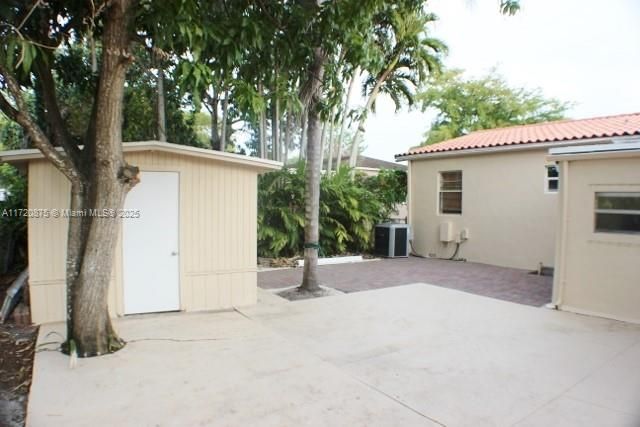 For Rent: $4,100 (3 beds, 2 baths, 1703 Square Feet)