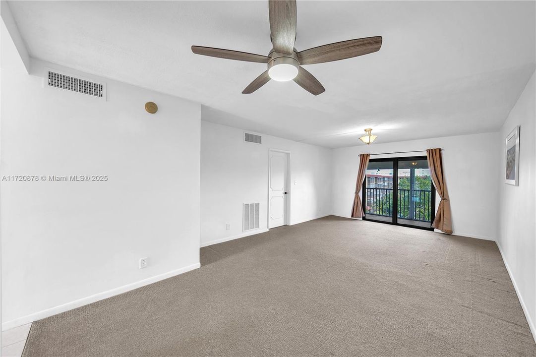 For Sale: $230,000 (2 beds, 2 baths, 912 Square Feet)