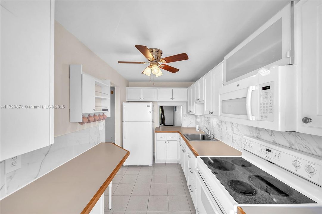 For Sale: $230,000 (2 beds, 2 baths, 912 Square Feet)