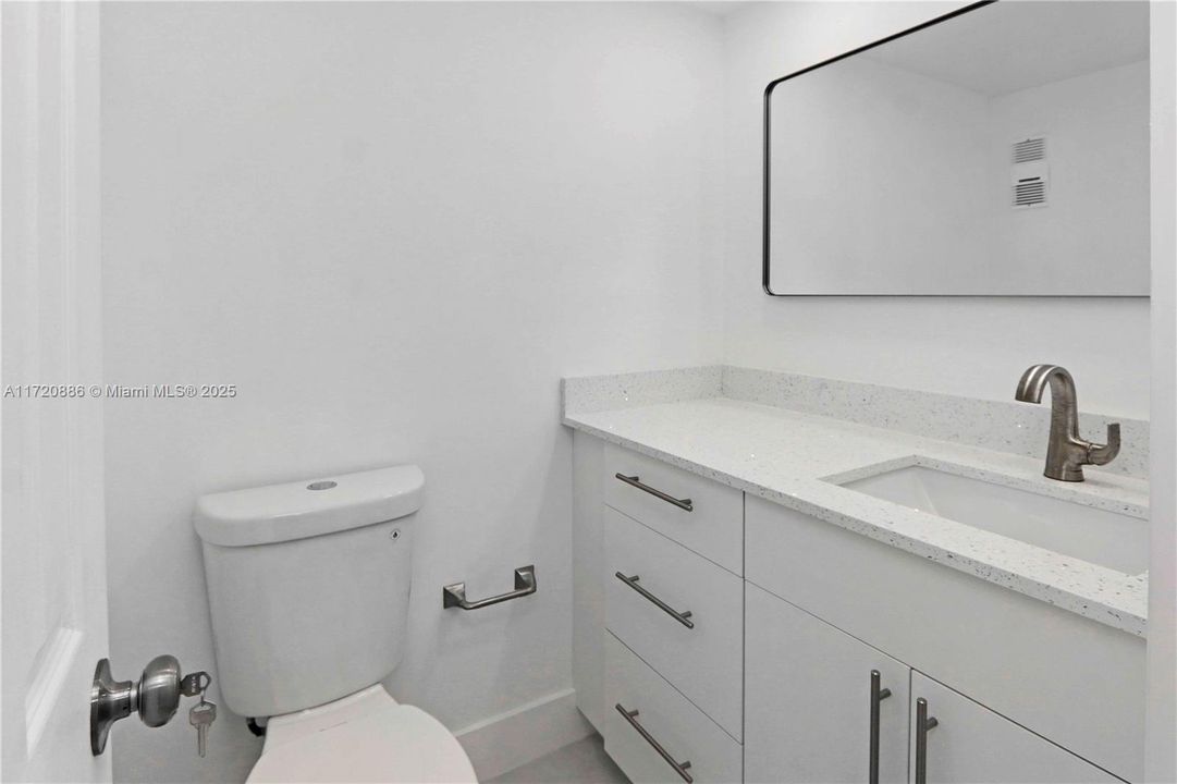 For Sale: $255,000 (1 beds, 1 baths, 725 Square Feet)