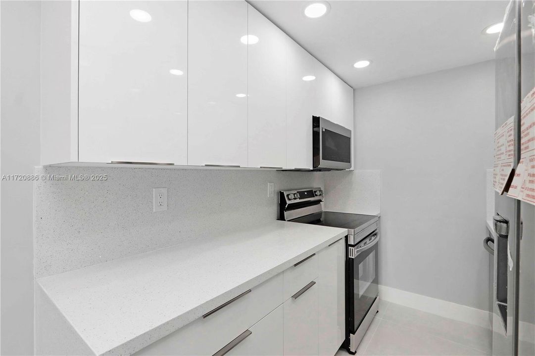 For Sale: $255,000 (1 beds, 1 baths, 725 Square Feet)