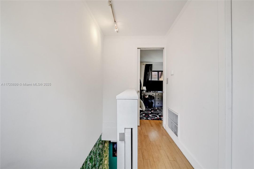 For Sale: $895,000 (2 beds, 1 baths, 1000 Square Feet)