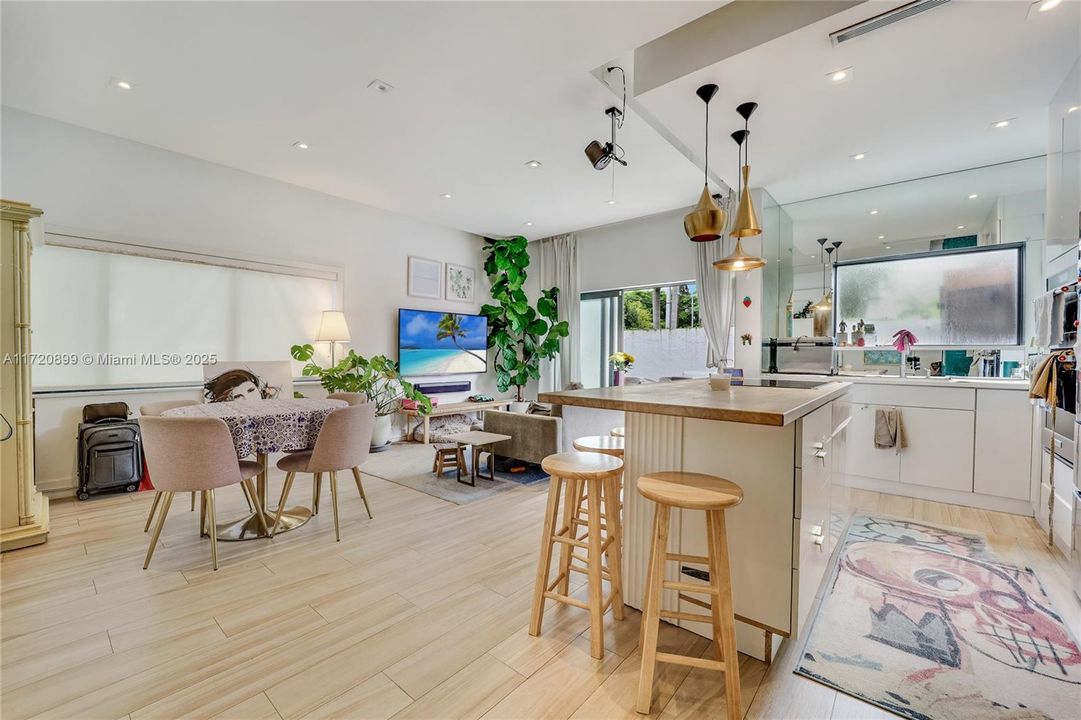 For Sale: $895,000 (2 beds, 1 baths, 1000 Square Feet)