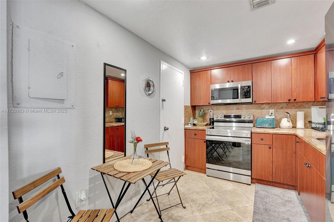 For Sale: $307,000 (1 beds, 1 baths, 870 Square Feet)