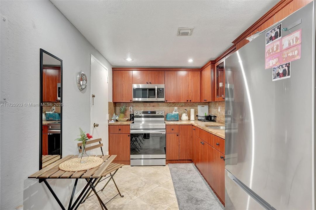 For Sale: $307,000 (1 beds, 1 baths, 870 Square Feet)