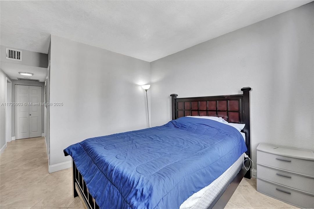 For Sale: $307,000 (1 beds, 1 baths, 870 Square Feet)