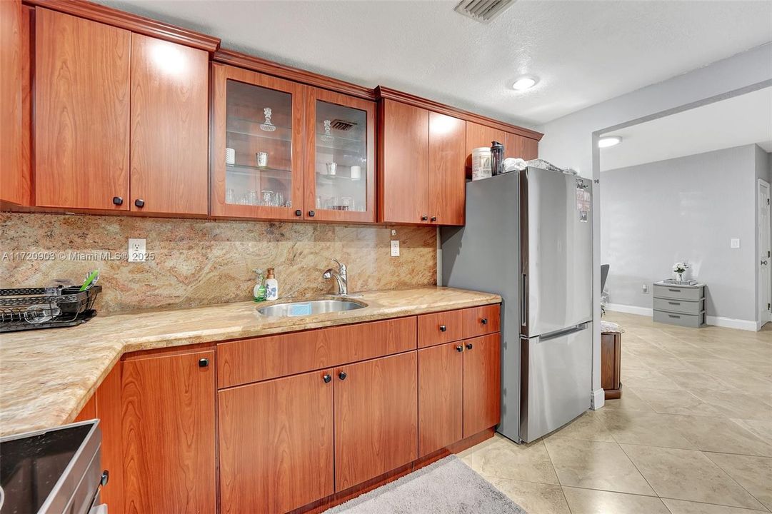 For Sale: $307,000 (1 beds, 1 baths, 870 Square Feet)